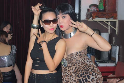 Cindy Thái Tài tạo dáng nhí nhảnh bên cạnh nữ ca sĩ Khánh Ngọc